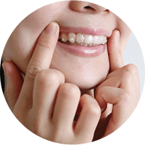 噛み合わせが悪く出っ歯やすきっ歯がある